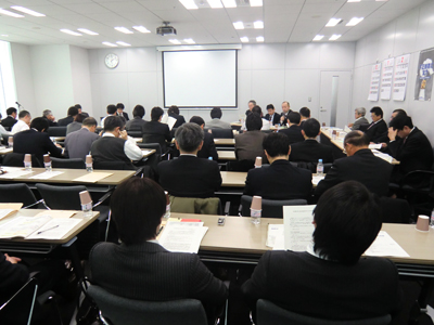 講話中の警察庁保安課川口課長補佐